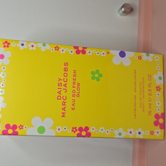 Marc Jacobs Daisy Eau So Fresh Glow Eau de Toilette with Pear, Violet 75ml - Picture 3 of 7